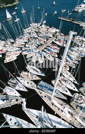 Voile de bateaux dans une marina Sandhamn archipel de Stockholm en Suède. Banque D'Images