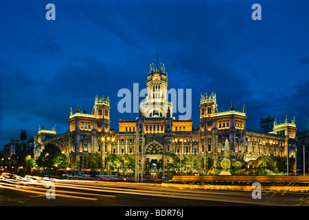 Palais des communications à Plaza de la Cibeles, au crépuscule, Madrid, Espagne Banque D'Images