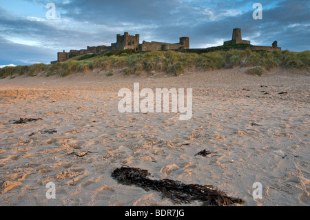 Château de Bamburgh de la plage prise à la tombée du soir en été Banque D'Images