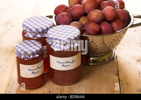 Faire de la confiture de prunes Victoria fraîchement recueillies montrant les fruits et confiture maison dans la cuisine de campagne, Août, Angleterre Banque D'Images