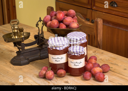 Faire de la confiture de prunes Victoria fraîchement recueillies montrant les fruits et confiture maison dans la cuisine de campagne, Août, Angleterre Banque D'Images