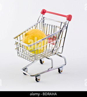 Un citron dans un monde miniature panier isolated on white Banque D'Images