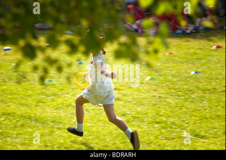 Course de relais de l'enfant en cours d'exécution à l'école primaire la journée des sports Banque D'Images