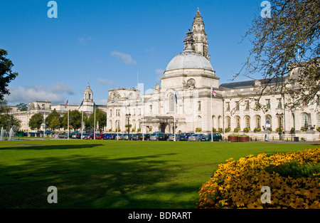 Cardiff City Hall et de fleurs à Cardiff City Centre Civique de galles Banque D'Images