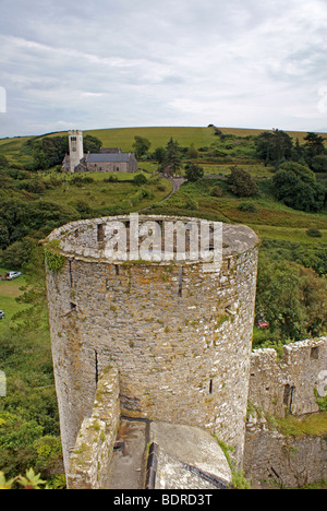 Château de Manorbier et St James Church dans l'ouest du pays de Galles Pembrokeshire Banque D'Images
