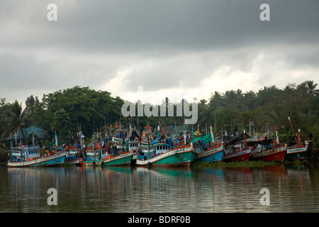 Les bateaux de pêche amarrés au port de Pak Nam, Thaïlande Banque D'Images