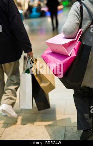 Senior couple carrying shopping bags Banque D'Images