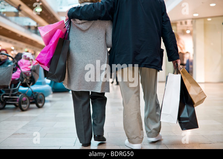 Senior couple carrying shopping bags Banque D'Images