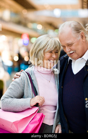 Senior couple carrying shopping bags Banque D'Images