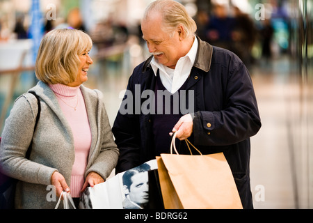 Couple dans un centre commercial Banque D'Images