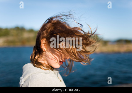 Une fille avec le vent dans ses cheveux Banque D'Images