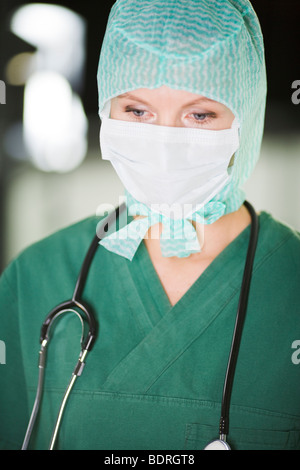 Un médecin portant un uniforme vert. Banque D'Images
