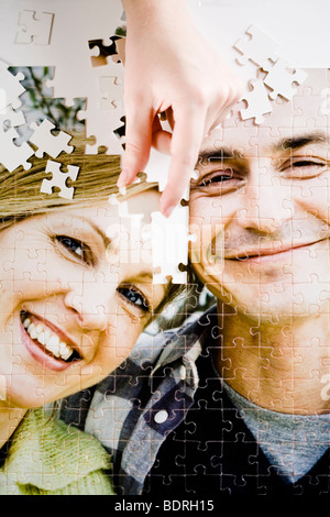 Un puzzle avec l'image d'un couple. Banque D'Images