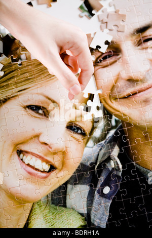 Un puzzle avec l'image d'un couple. Banque D'Images