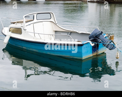 Un petit bateau ancré dans la zone portuaire de la ville de Wicklow, le comté de Wicklow, Irlande Banque D'Images