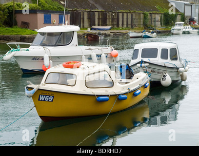 Les petits bateaux ancrés dans la zone portuaire de la ville de Wicklow, le comté de Wicklow, Irlande Banque D'Images