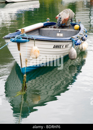 Un petit bateau ancré dans la zone portuaire de la ville de Wicklow, le comté de Wicklow, Irlande Banque D'Images