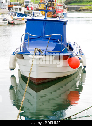 Un petit bateau ancré dans la zone portuaire de la ville de Wicklow, le comté de Wicklow, Irlande Banque D'Images