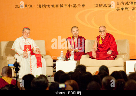 Dalaï-lama et le cardinal Shan Kuo parler et prier pour les victimes du typhon Morakot, Kaohsiung City, Taiwan, le 2 septembre 2009 Banque D'Images