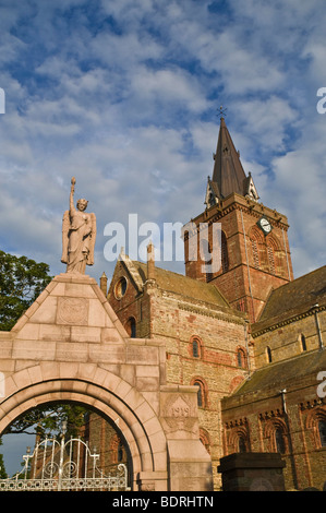 Dh St Magnus Cathedral KIRKWALL ORKNEY Kirkwall War Memorial et de l'horloge de la cathédrale Banque D'Images