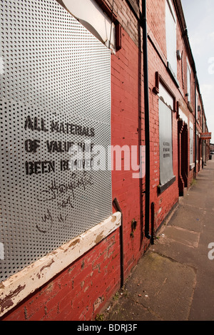 Royaume-uni, Angleterre, Salford, Langworthy, Mansen terrasse sur la rue des maisons placardées en attente de réaménagement ou de démolition Banque D'Images