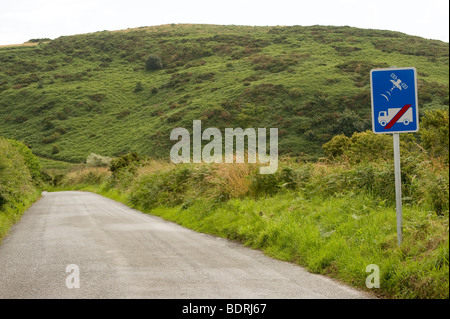 Panneau routier routiers d'avertissement de ne pas utiliser un gps sur cette route pour éviter de se retrouver sur des camions petit pays de voie. Banque D'Images