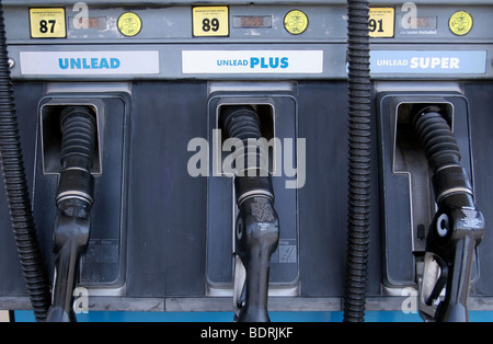 Buses de pompe à gaz d'essence dans une station-service Banque D'Images