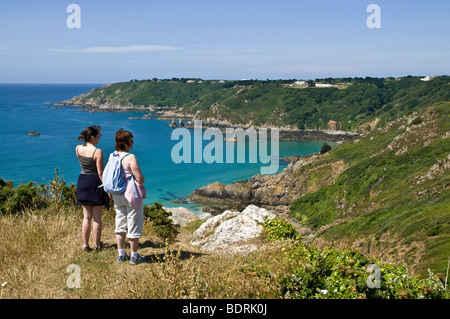 Dh Moulin Huet Bay St Martin Guernsey Woman and girl looking at view bay et côte sud personnes touristes scène Banque D'Images