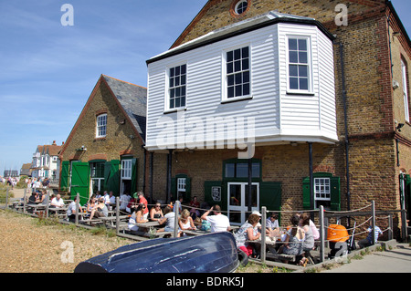 Whitstable Oyster Company restaurant sur la plage, Horsebridge Road, Whitstable, Kent, Angleterre, Royaume-Uni Banque D'Images