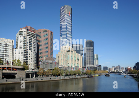 Les immeubles de grande hauteur et Southbank Promenade au sud de la rivière Yarra de Melbourne Australie Flinders à pied Banque D'Images