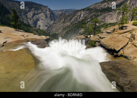 La Merced River s'écoule de la petite vallée de Yosemite au-dessus du Nevada de l'automne. Yosemite National Park, California, USA. Banque D'Images