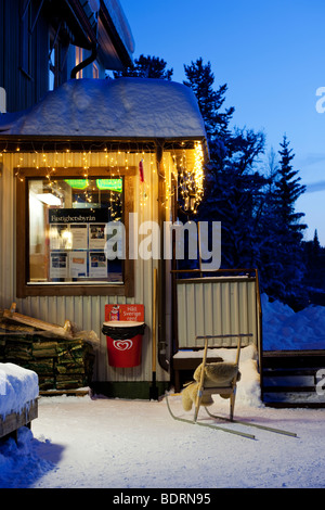Kick-sled stationné à l'extérieur du magasin local.Grovelsjon.Dalarna Banque D'Images