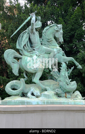 Zagreb, Croatie. Statue de Saint Georges et du Dragon (par Anton Dominik Ritter von Fernkorn - 1853) à Trg marsala Tita (place Maréchal Tito) Banque D'Images