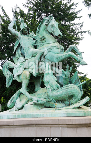 Zagreb, Croatie. Statue de Saint Georges et du Dragon (par Anton Dominik Ritter von Fernkorn - 1853) à Trg marsala Tita (place Maréchal Tito) Banque D'Images