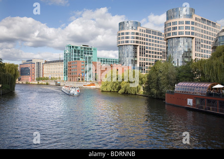 Spree / Alt Moabit avec Ministère fédéral de l'Intérieur, de l'hôtel Abion / ancienne laiterie Bolle & Focus Teleport, Berlin, Allemagne Banque D'Images