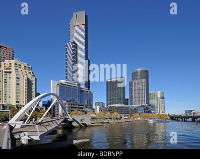 Southgate passerelle et les immeubles de grande hauteur sur la rive sud de la rivière Yarra Melbourne Australie Banque D'Images