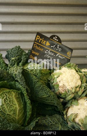 Les choux et les choux-fleurs vendues au marché hebdomadaire à Lectoure, Gers Banque D'Images