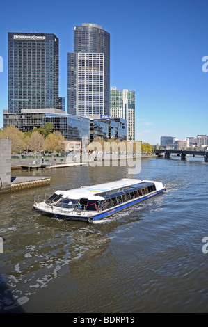 Melbourne River Cruises et immeubles de grande hauteur sur les rives du fleuve Yarra Melbourne Australie Banque D'Images