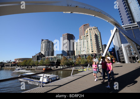 Southgate passerelle et les immeubles de grande hauteur sur la rive sud de la rivière Yarra Melbourne Australie Banque D'Images