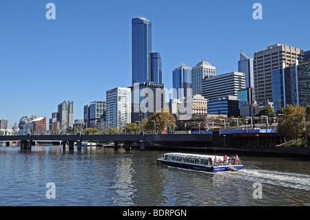 Melbourne River Cruises Tours Rialto et les immeubles de grande hauteur sur les rives du fleuve Yarra Melbourne Australie Banque D'Images