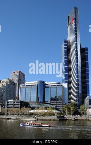 Melbourne River Cruises les immeubles de grande hauteur et Eureka Tower sur les rives de la rivière Yarra Melbourne Australie Banque D'Images