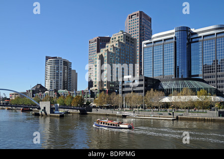 Southbank Arts et loisirs Precint et immeubles de grande hauteur sur la rive sud de la rivière Yarra Melbourne Australie Banque D'Images