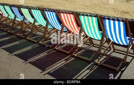 Rangée de soleil allumé transats sur une promenade Anglais traditionnel Banque D'Images