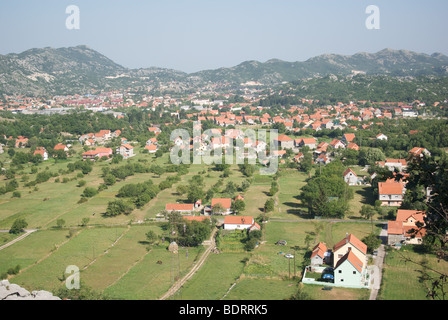 Vue de la route à travers la ville de Cetinje, Monténégro Banque D'Images