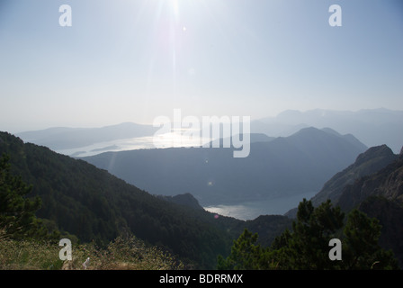 Vue sur la baie de Kotor à partir de la route de montagne vers le bas à partir de Njeguši Banque D'Images