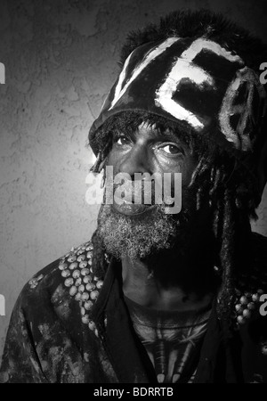 Les sans-abri African American Man qui est célèbre pour la vie sur la promenade de Venice Beach Banque D'Images