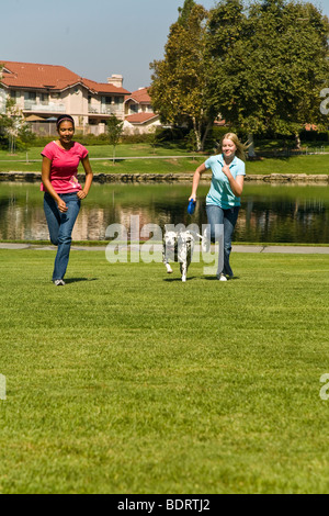 La diversité raciale ethnique multi multiculturelle diversifiée sur le plan racial mix racialement mixtes Hispanic Woman Tween tweens pour exécuter dog USA US/© Myrleen Pearson Banque D'Images