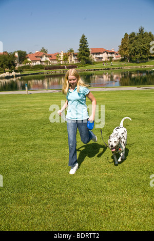 Caucasian junior high girl âge 11-13 ans ans enfant jouant jouer joue propriétaire de chien dalmatien Vue de face à l'appareil photo MR © Myrleen Pearson Banque D'Images