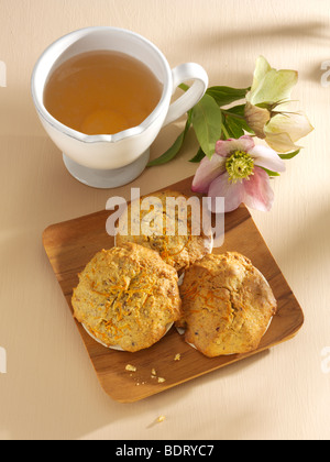 D'épices carottes sur une planche en bois avec une tasse et un blanc de graines Hellébores (Helleborus niger) Banque D'Images