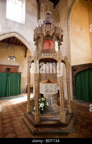 Royaume-uni, Angleterre, Norfolk, Trunch village, St Botolphs, église paroissiale médiévale ornée couvercle font en bois sculpté Banque D'Images